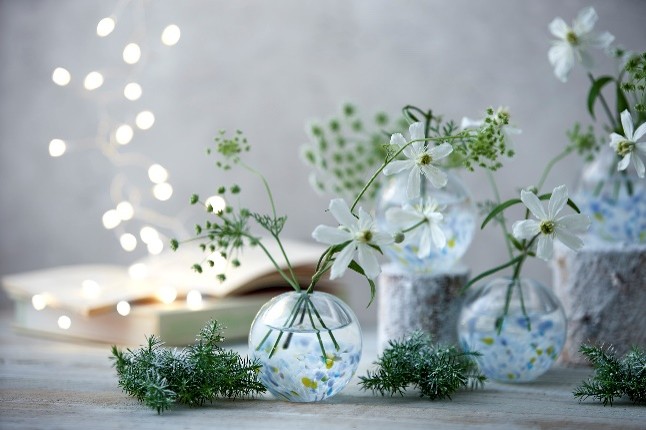 ガラスの花器と白い花