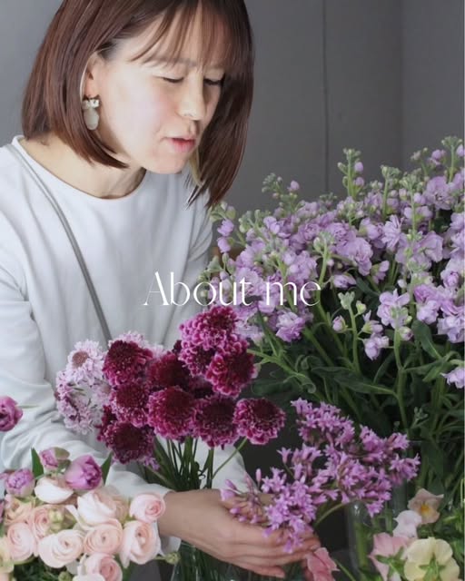 紫の花を束ねるわたし